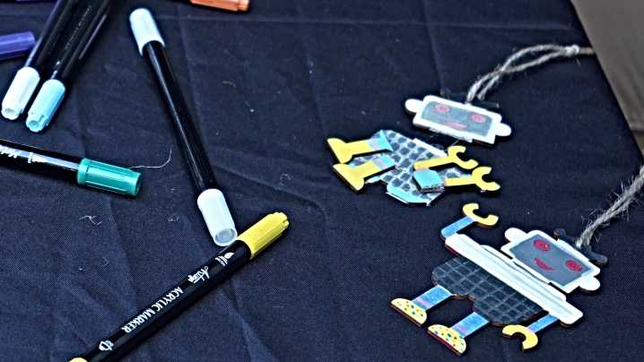 HitchBOT celebrated by hundreds in Elfreth's Alley, 10 years after its demise there