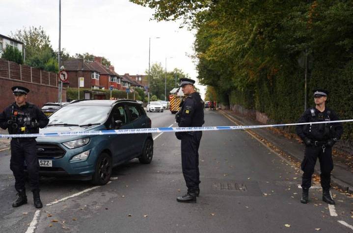Dos muertos y tres heridos graves en ataque frente a una sinagoga en Manchester, Inglaterra