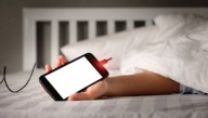 Adolescente venezolana muere electrocutada mientras cargaba su celular en Perú