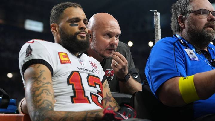 Lions beat Bucs 24-9, Evans leaves with broken collarbone