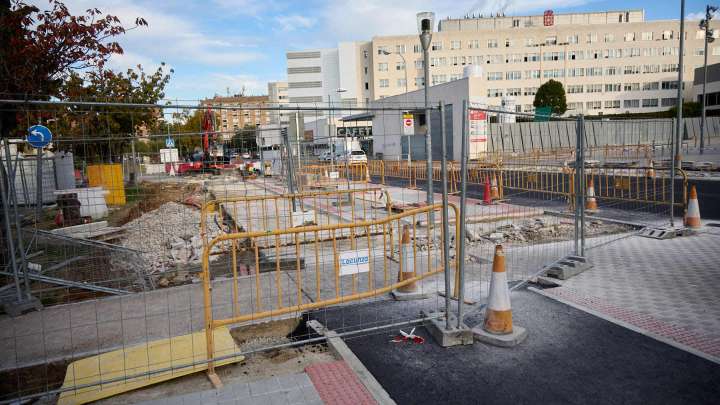 Asirón mete un nuevo carril bici en la calle que cerró al tráfico y puso cámaras para multar