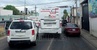 Chofer de camión de personal provoca choque en Nuevo Laredo