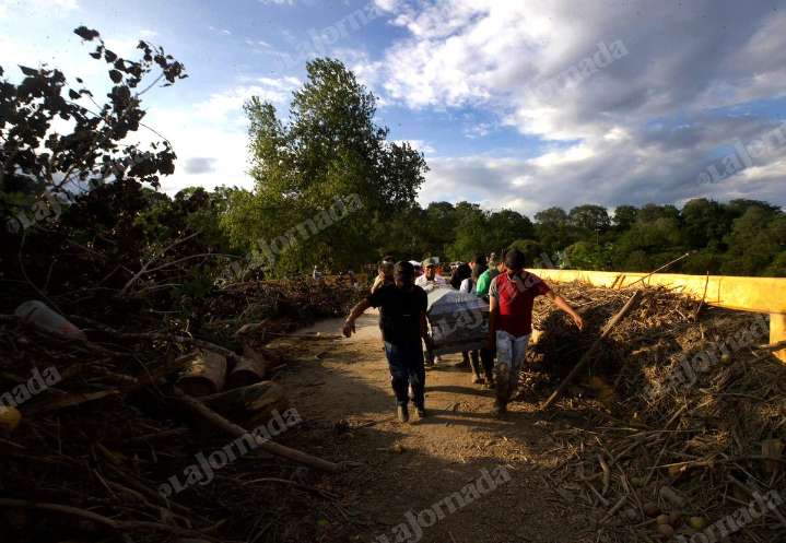 La lluvia se llevó hasta a los muertos en Aguacate, Veracruz