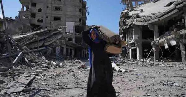 Vuelven miles de palestinos a Gaza en ruinas