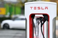 Caen 4% acciones de Tesla pese a ventas récord