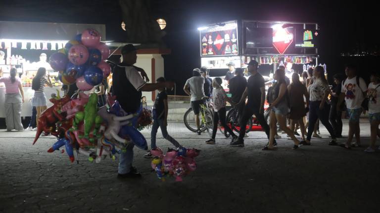 Pese a campañas negativas, locales y turistas disfrutan de la Glorieta Sánchez Taboada en Mazatlán