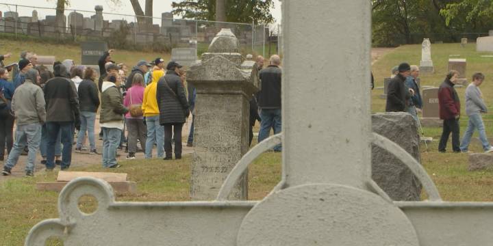 Siouxlanders explore local history at Floyd Cemetery walking tour