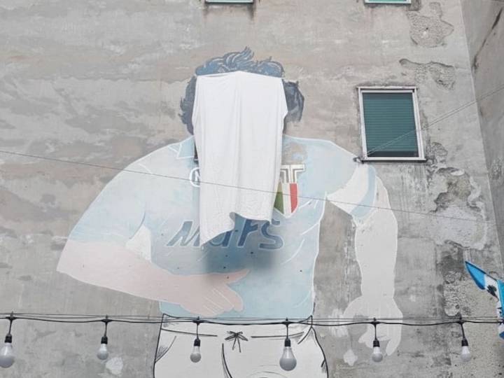 Polémica en Nápoles. Taparon el icónico mural de Diego Maradona por una protesta
