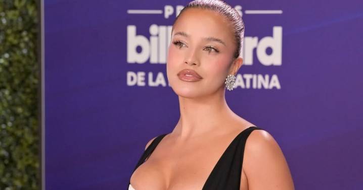 Emilia Mernes brilla en los Billboard Latinos 2025 con un icónico look que le copió a Margot Robbie: las fotos