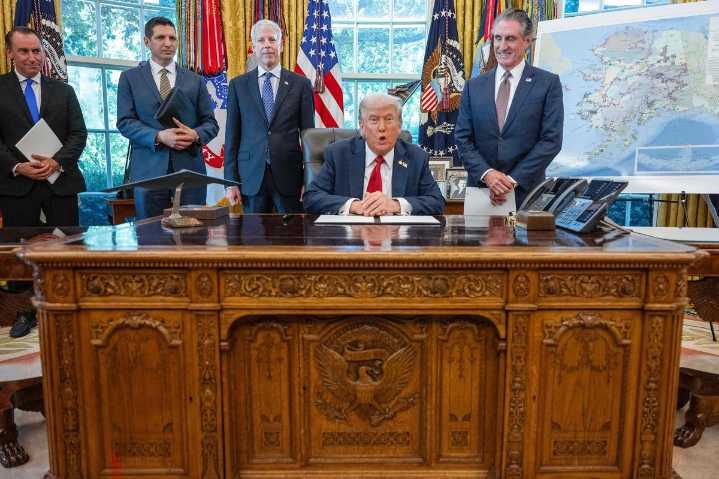 Impone Trump arancel de 25% a camiones fabricados fuera de EU a partir de noviembre