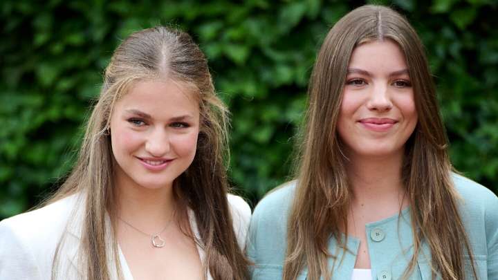 El gesto de complicidad y cariño de la princesa Leonor a la infanta Sofía en el Día de la Hispanidad que se ha hecho viral