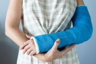 Busy Wife with Broken Arm Is Livid After Hearing Husband’s Solo Weekend Plans