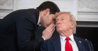 El momento en el que Trump recibe en directo la nota sobre el plan de paz en Gaza