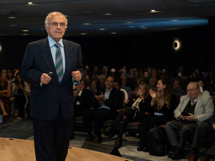 "Los estrógenos tienen muchísimas funciones y una es proteger al cerebro", dice un experto y advierten por los riesgos de la "hormonofobia"