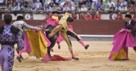 David Galván sufre una aparatosa cogida del primer Victorino en Las Ventas