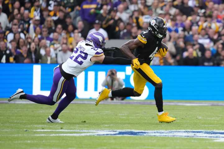 Why have the Vikings been limiting veteran safety Harrison Smith?