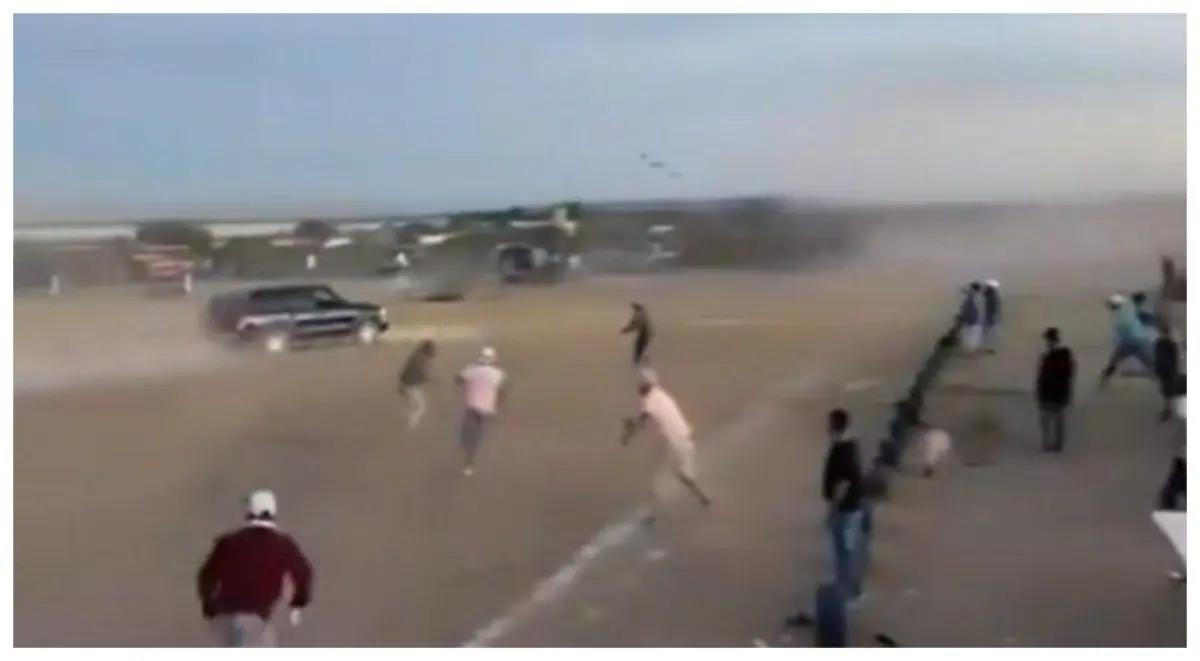 Sujeto en camioneta irrumpe en cancha y atropella a dos personas en Guanajuato; ambos murieron