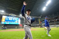 Dodgers se apuntan un segundo triunfo en Milwaukee en Serie de Campeonato