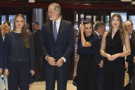 Entre el azul marino y el negro: la Reina Letizia y sus hijas, radiantes en el concierto de los Premios Princesa