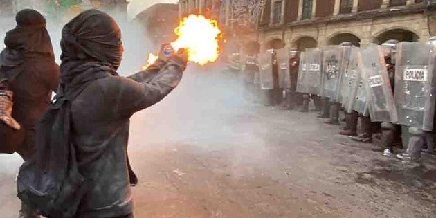 Disturbios y enfrentamientos marcan la marcha por el 57 aniversario de la matanza de Tlatelolco
