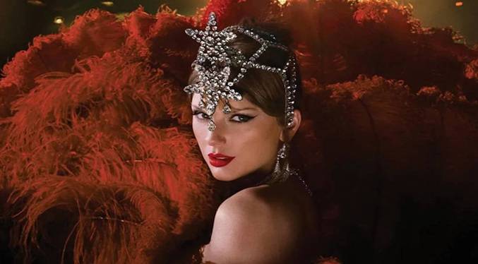 ¡Los Swifties exploran el fascinante mundo del nuevo álbum de Taylor Swift en la Gran Manzana!