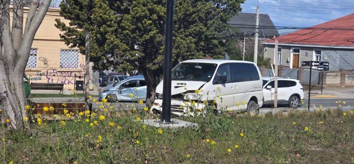 Dos personas lesionadas tras fuerte colisión en sector norte de Punta Arenas