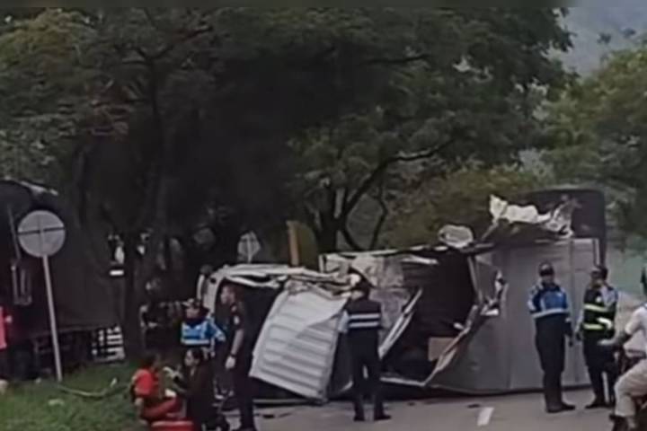 ¡Caos en el anillo vial! Camión perdió el control y terminó volcado en el sector de Las Piñas