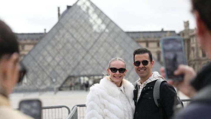 Museo de Louvre se mantendrá cerrado este lunes tras el robo de joyas de la colección de la corona