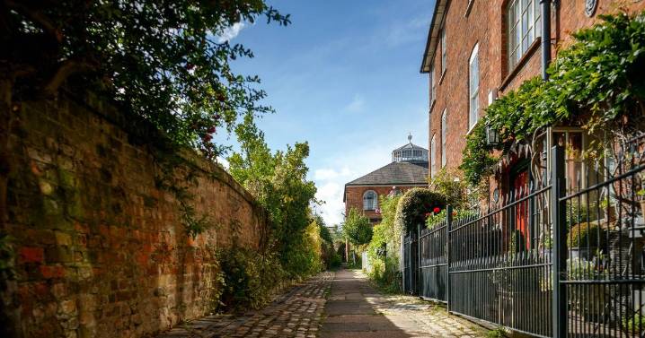 Charming historic town with picture-perfect cottages is just 30 minutes from London