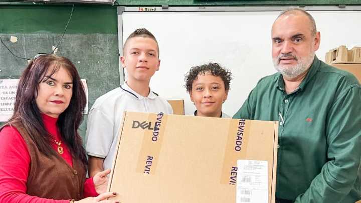 El alcalde de Pereira Mauricio Salazar le sigue cumpliendo a la educación: 535 computadores llegan a las instituciones educativas