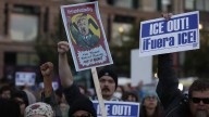 Miles de personas protestan ante edificio Trump en Chicago por envío de la Guardia Nacional