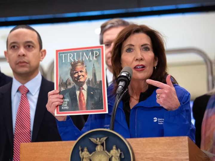 Hochul acusa a Trump de "desfinanciar a la policía" en el metro de NYC