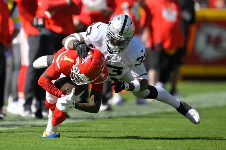 Patrick Mahomes’ trick play underscores embarrassing afternoon for Raiders in 31