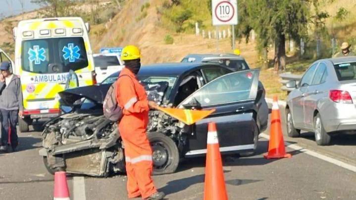 Choque múltiple paraliza la carretera cuota Guanajuato–Silao a la altura de El Capulín en plena hora pico