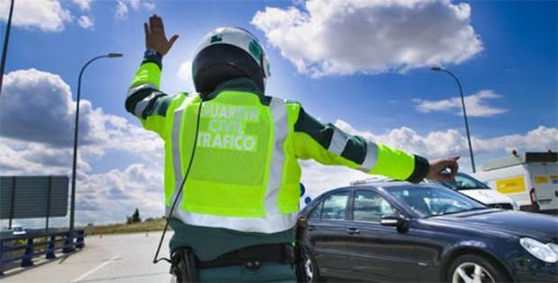 Fallece un joven de 29 años tras caer al mar con su moto en la autovía de Pontevedra a Marín