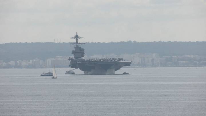 El portaaviones nuclear estadounidense más grande del mundo Gerald R. Ford ya está en la Bahía de Palma