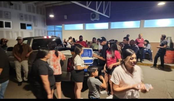 Llevan alimentos a quienes esperan afuera de hospitales