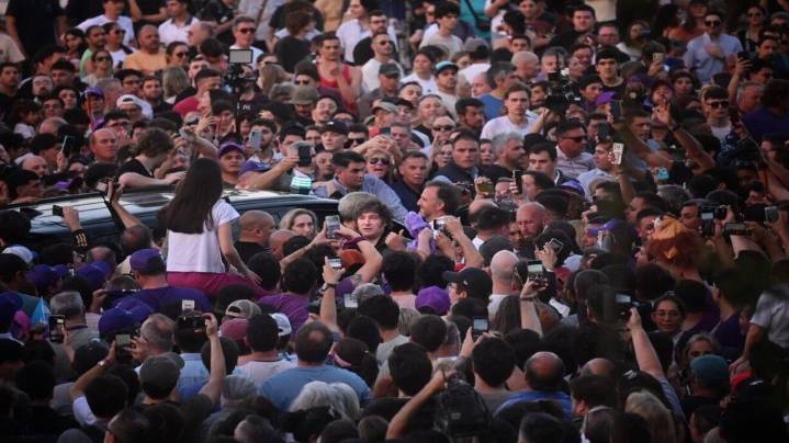 En Paraná, Milei arengó desde una camioneta y reconoció: "Tengo en claro que estamos en un momento difícil"