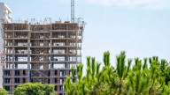 La finalización de viviendas cae un 6% hasta julio, mientras las promotoras empujan la construcción por encima del 10%