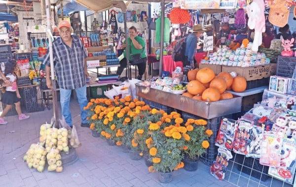 Pintan el Centro flores de muertos