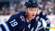 Toews enjoys emotional Jets debut despite loss to Stars