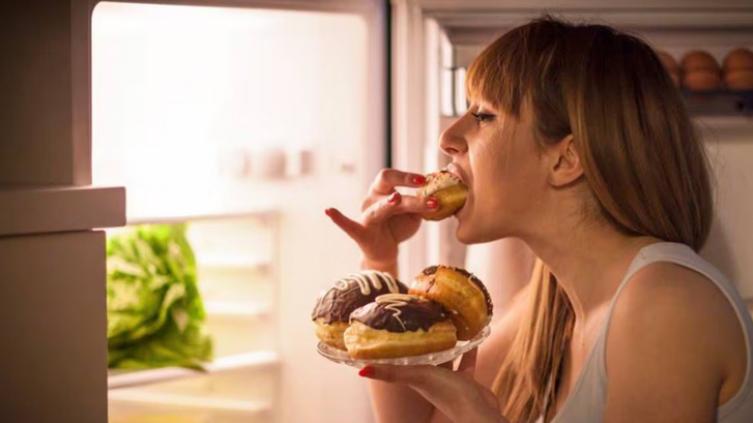 Así afecta comer antes de dormir a la digestión y metabolismo