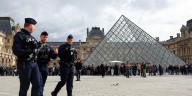 Más de 100 agentes, ADN y cámaras: cómo viene la investigación del cinematográfico robo en el Louvre
