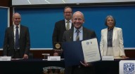UNAM entrega medalla a investigador de heliofísica y clima espacial