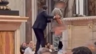 El Papa ordena un rito para purificar el altar de la Basílica de San Pedro después de que un hombre orinara sobre él