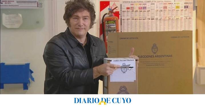 En medio de un fuerte operativo, Javier Milei votó, saludó a la gente y se fue sin dar declaraciones