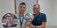 La emoción de Nacho Russo ante las muestras de cariño de los hinchas durante el velatorio de su padre