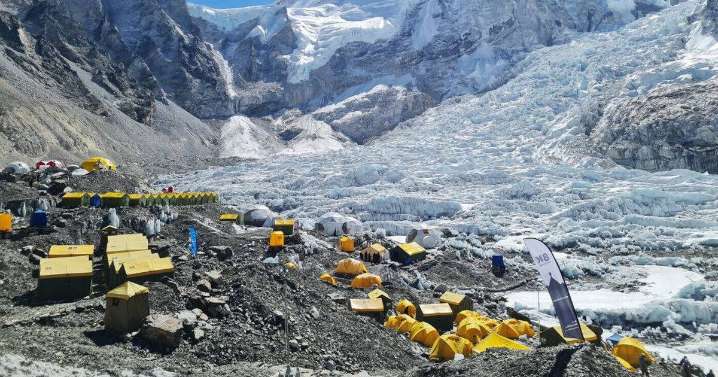 Mount Everest rescue mission as thousands stranded during snow storm