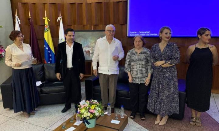 Inaugurada exposición «Transitar» de Villalón en celebración del 28 aniversario de la UJAP