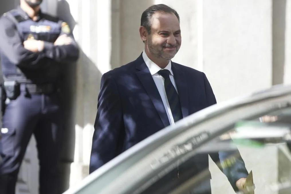 El Supremo ya rastrea el dinero "en metálico" en la sede del PSOE: cita al ex gerente y a una trabajadora por los sobres a Ábalos